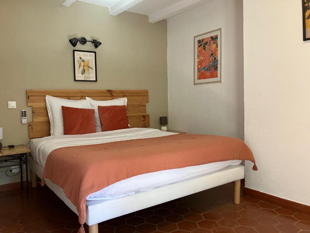 Postel nebo postele na pokoji v ubytování La Bastide du Val