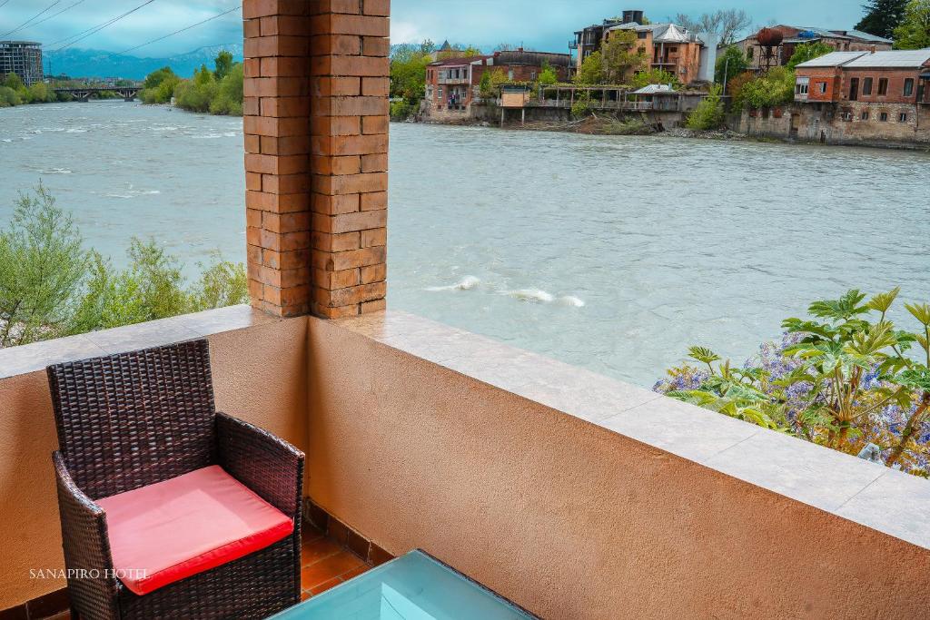 Výhled na řeku, která protéká v blízkosti hotelu