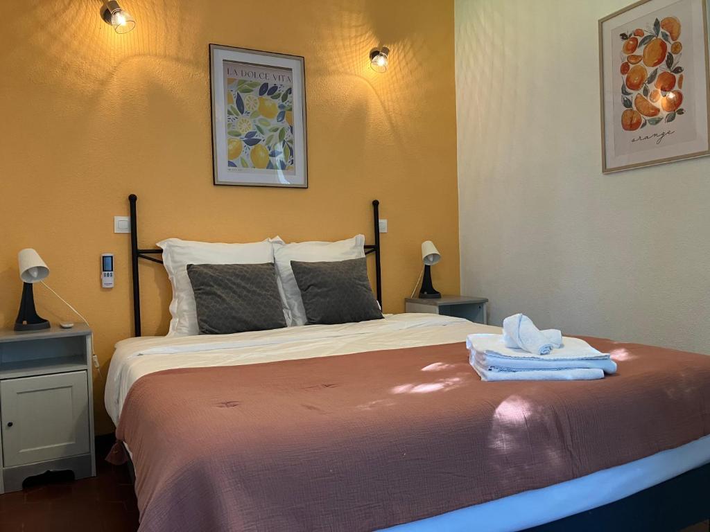 Postel nebo postele na pokoji v ubytování La Bastide du Val