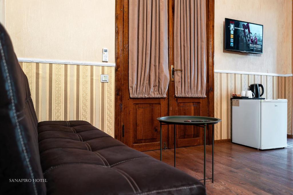 TV a/nebo společenská místnost v ubytování Sanapiro Hotel