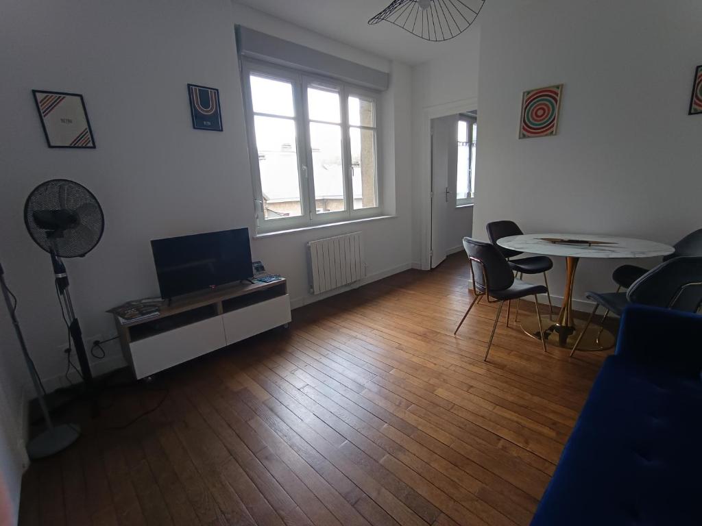 TV a/nebo společenská místnost v ubytování Appartement Saphir 2-6 pers - L' Artdu'Net -