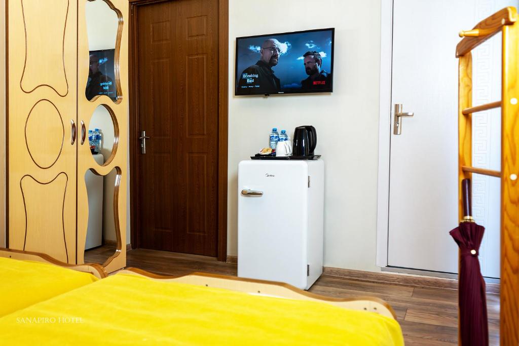 TV a/nebo společenská místnost v ubytování Sanapiro Hotel
