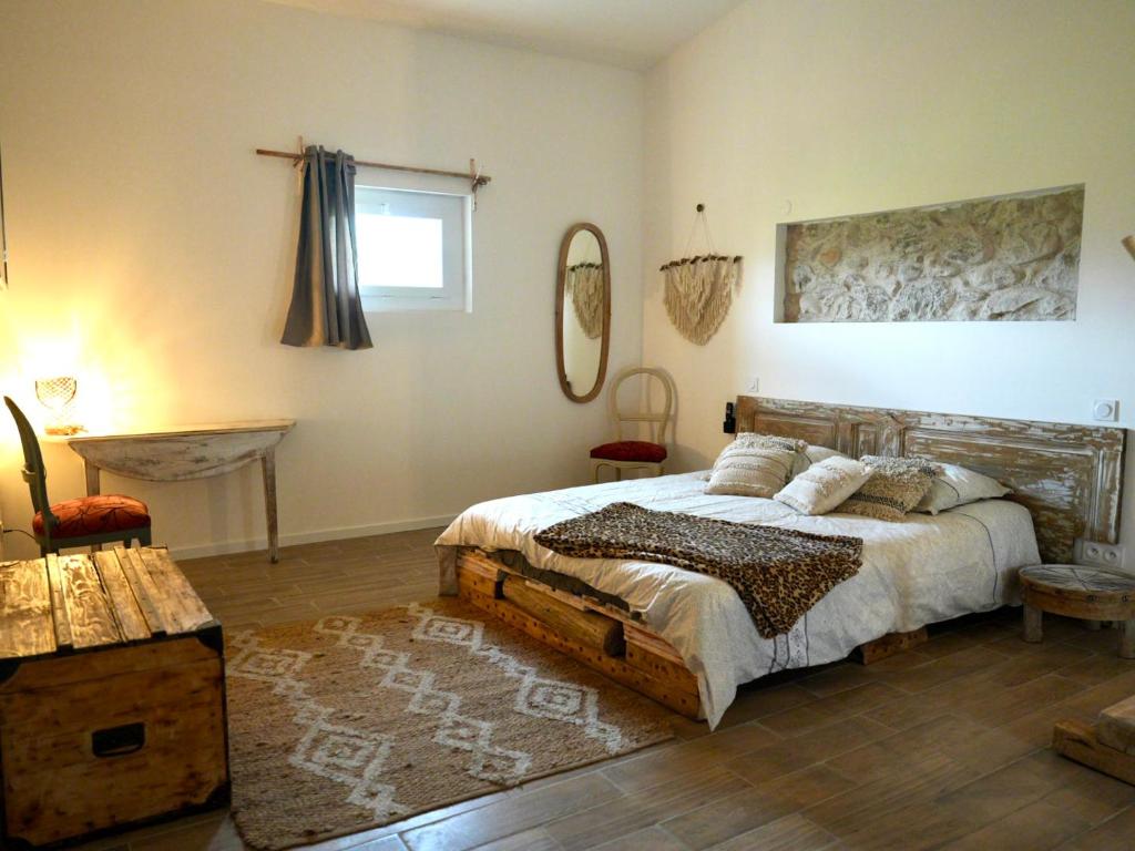 Postel nebo postele na pokoji v ubytování Chambre d hôtes Atelier de Jean Paul