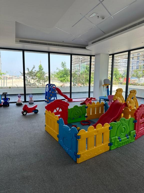 Apartment Almouj Lagoon في هيل العمير: غرفة بها العديد من أنواع معدات اللعب المختلفة