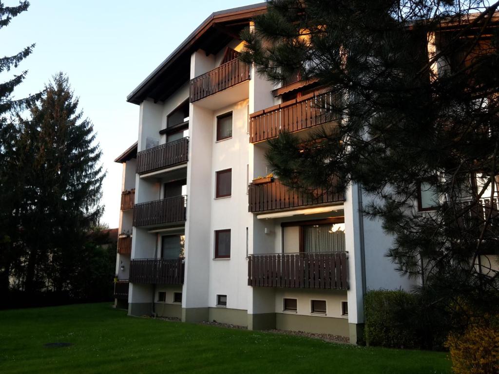 Un edificio blanco con balcones a los lados. en Ferienwohnung "Fürstenhof", en Bad Harzburg
