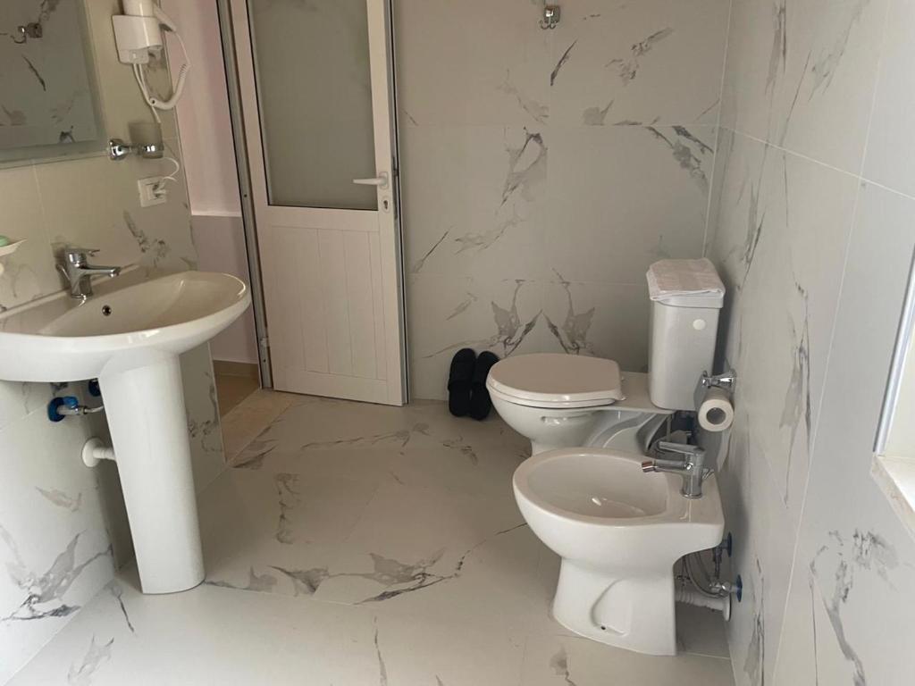 Koupelna v ubytování R HOTEL