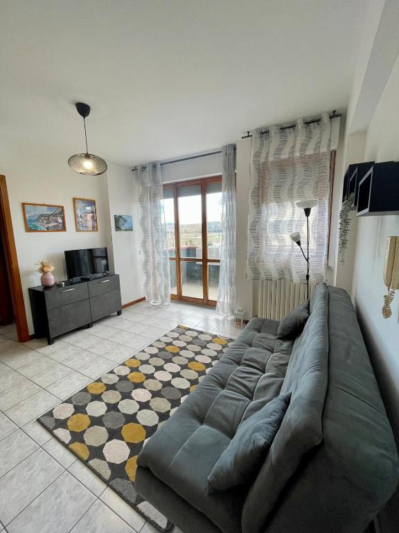 a living room with a couch and a rug at Casa vacanze a Porto Recanati in Porto Recanati