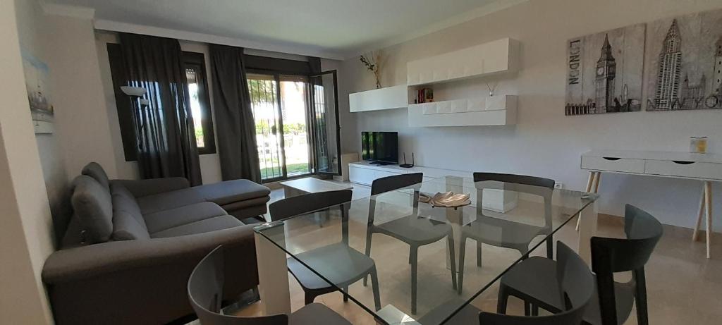 Część wypoczynkowa w obiekcie Apartamento de tres dormitorios muy espacioso con jardines y piscinas