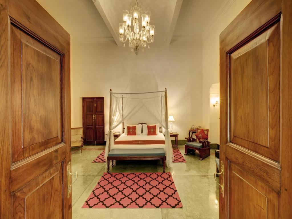 Postel nebo postele na pokoji v ubytování Saraca Hotel Lucknow