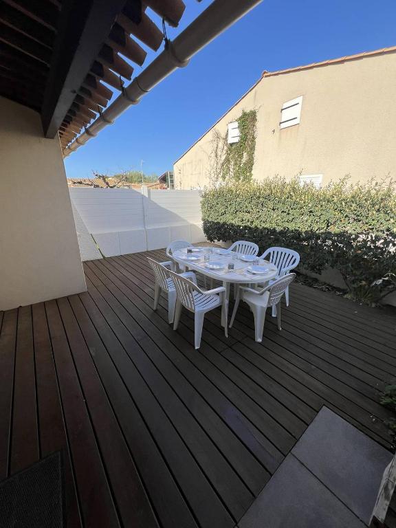 Photo de la galerie de l'établissement ONDINES I Joli T2 mezzanine climatisé Richelieu Cap d'Agde, au Cap d'Agde