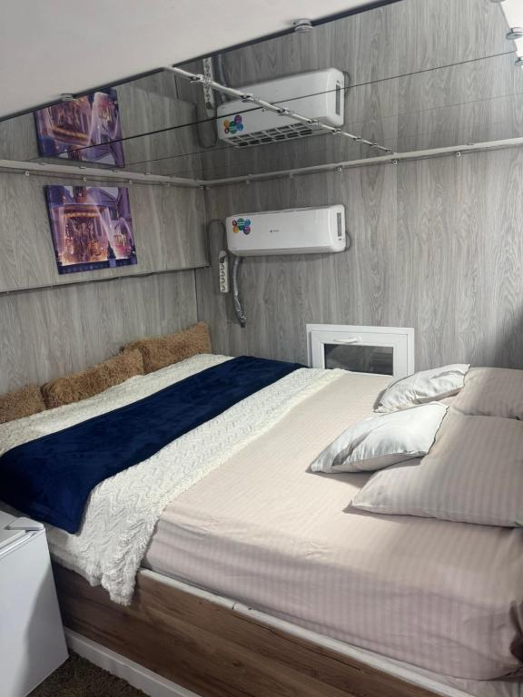 En eller flere senge i et værelse på Room with accommodation