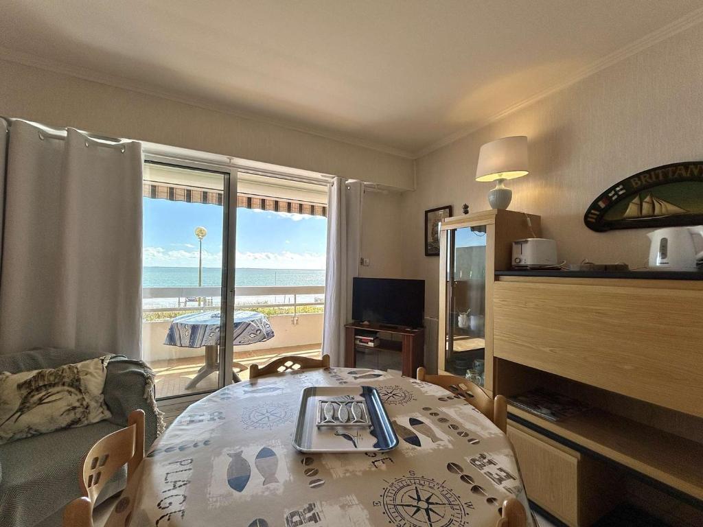 - un salon avec vue sur la plage dans l'établissement Studio agréable 4 pers. avec terrasse et parking, La Baule - FR-1-245-133, à La Baule