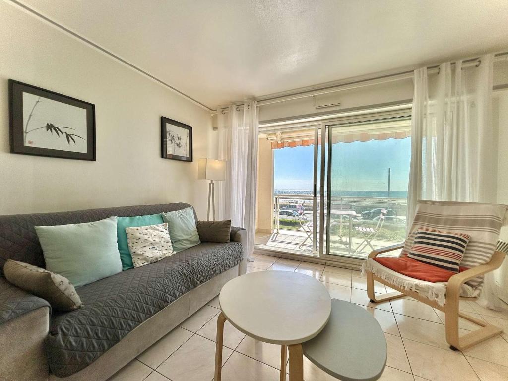 un salon avec un canapé et une table dans l'établissement Appartement T2 traversant face à la mer avec terrasse et garage à Pornichet, proche Casino - FR-1-245-180, à Pornichet