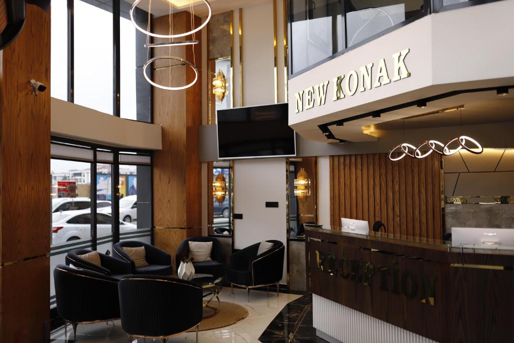 Un vestíbulo de un hotel de lujo con sillas y un bar. en New Konak Hotel, en Bostaniçi