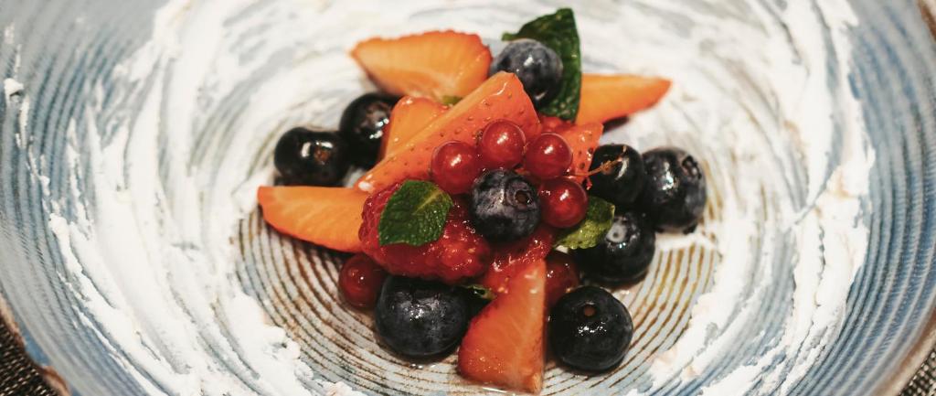 un piatto di frutta e verdura su un tavolo di The Blackpine Hotel - Small Luxury Hotels a Escaldes-Engordany