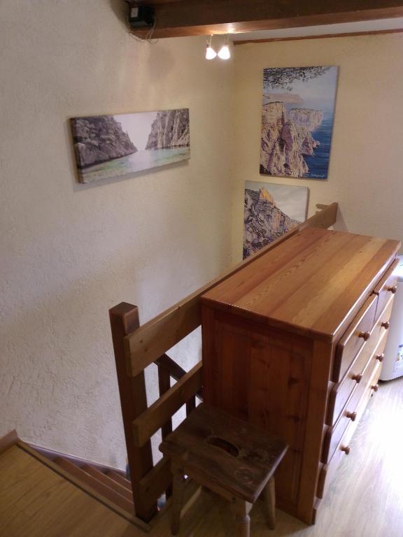 a wooden desk with a wooden chair in a room at Cabanon du Pêcheur, Parc National des Calanques in Marseille