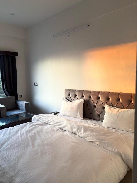 Postel nebo postele na pokoji v ubytování Hardev Residency