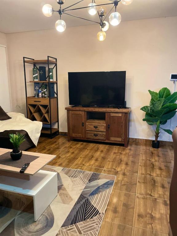 TV a/nebo společenská místnost v ubytování Casa a minutos del Aeropuerto