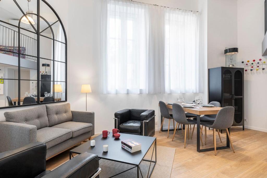 un salon avec un canapé et une table dans l'établissement Cosy T2 in Cannes, à Cannes