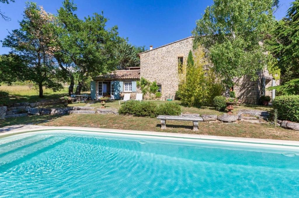 une grande piscine devant une maison dans l'établissement Maison de James, à Murs