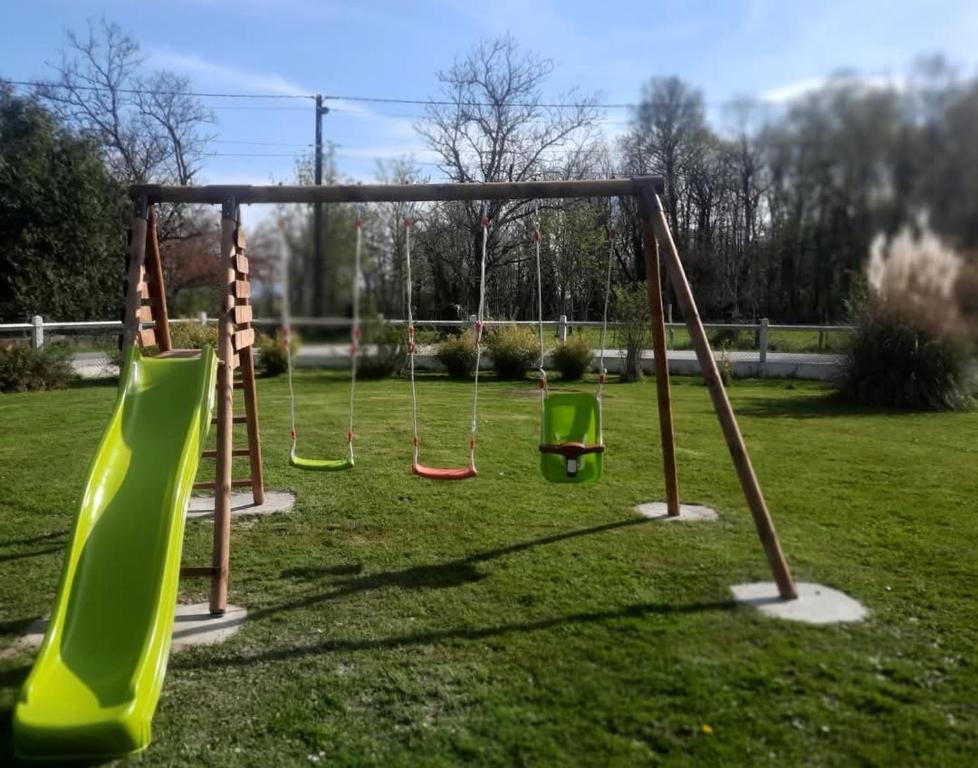 Plac zabaw dla dzieci w obiekcie GITE CHEZ MONETTE