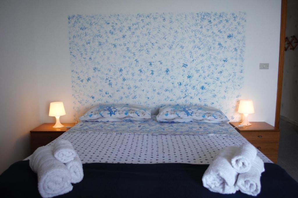 a bedroom with a bed with towels on it at Meraviglia in riva al mare in Belmonte Calabro