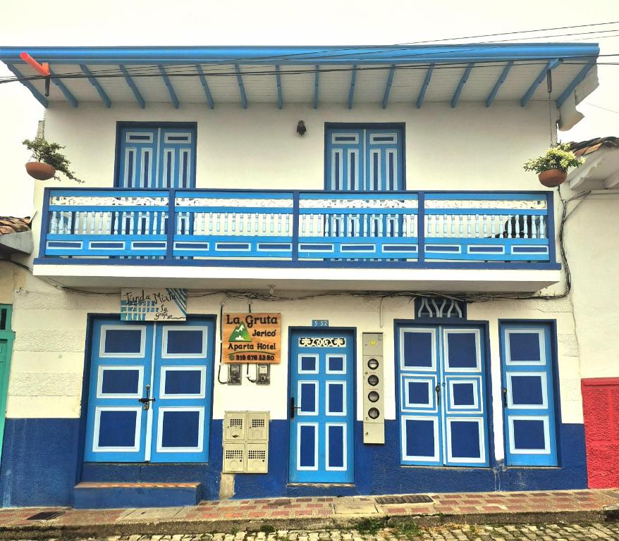 Un edificio con un balcón en la parte superior. en Apartahotel La Gruta, en Jericó