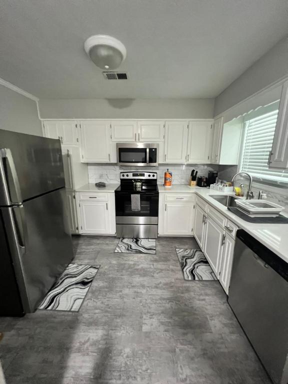 Cozy Brick Ranch Home owned and operated by an Army Soldier!! photo