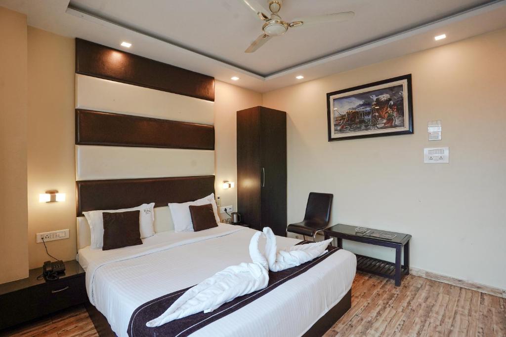 Postel nebo postele na pokoji v ubytování Hotel Sheldon International Near Science City