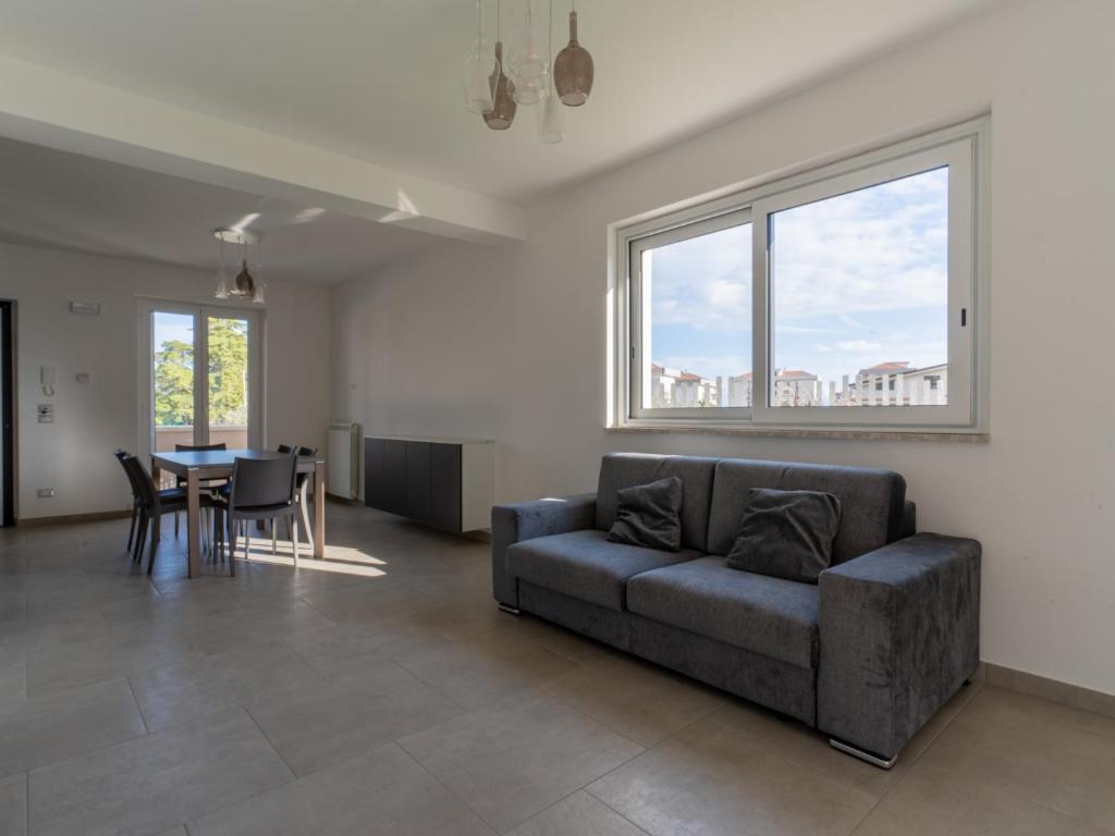 een woonkamer met een bank en een tafel bij Rupes House in Roccella Ionica