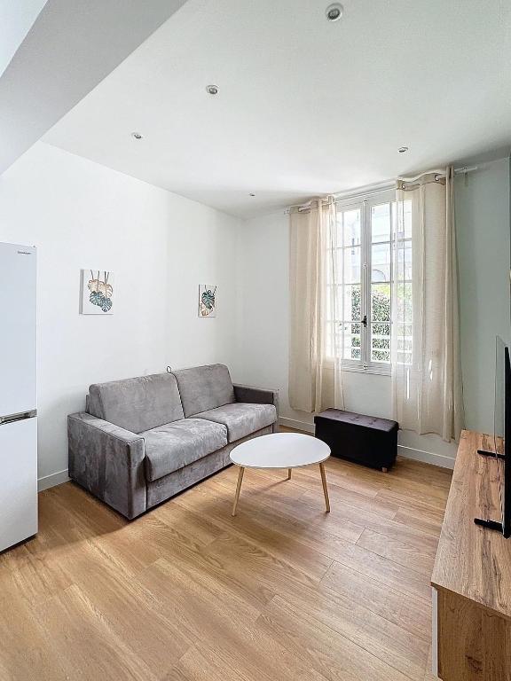 un salon avec un canapé et une table dans l'établissement 2 pièces à 5 minutes des plages avec Parking, à Antibes