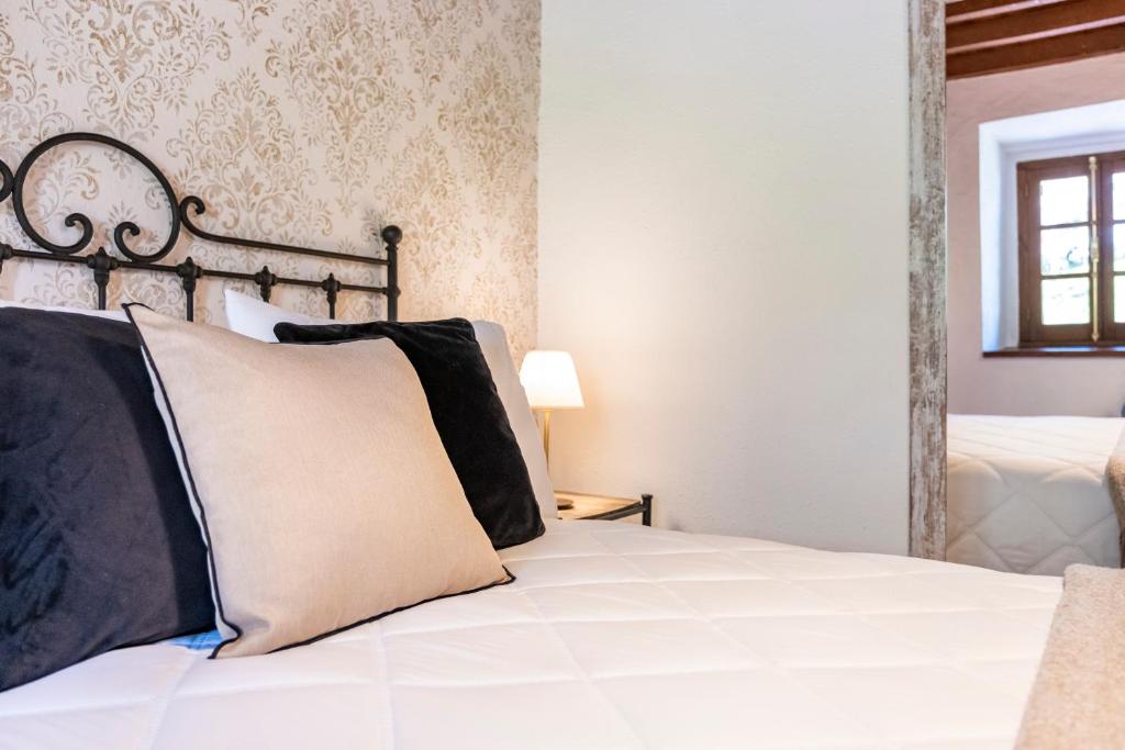 Postel nebo postele na pokoji v ubytování Apartamentos Rurales La Laguna Somiedo