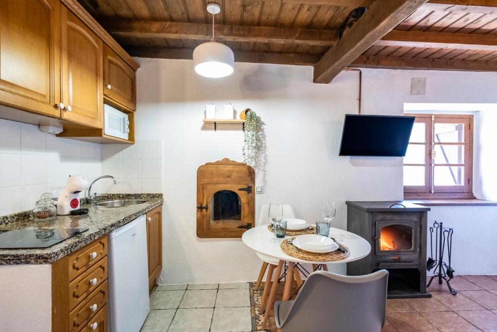Kuchyň nebo kuchyňský kout v ubytování Apartamentos Rurales La Laguna Somiedo