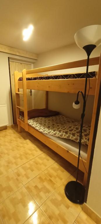 Posteľ alebo postele v izbe v ubytovaní Noclegi u Knutelskich