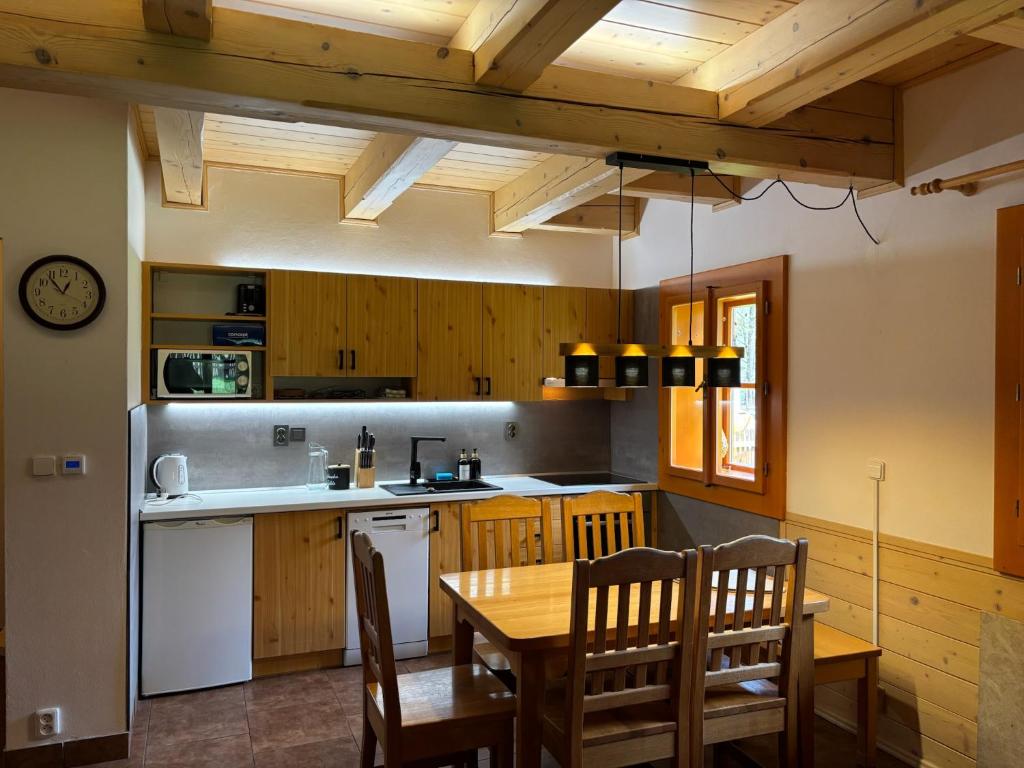 Kuchyňa alebo kuchynka v ubytovaní Apartmány Podťaté
