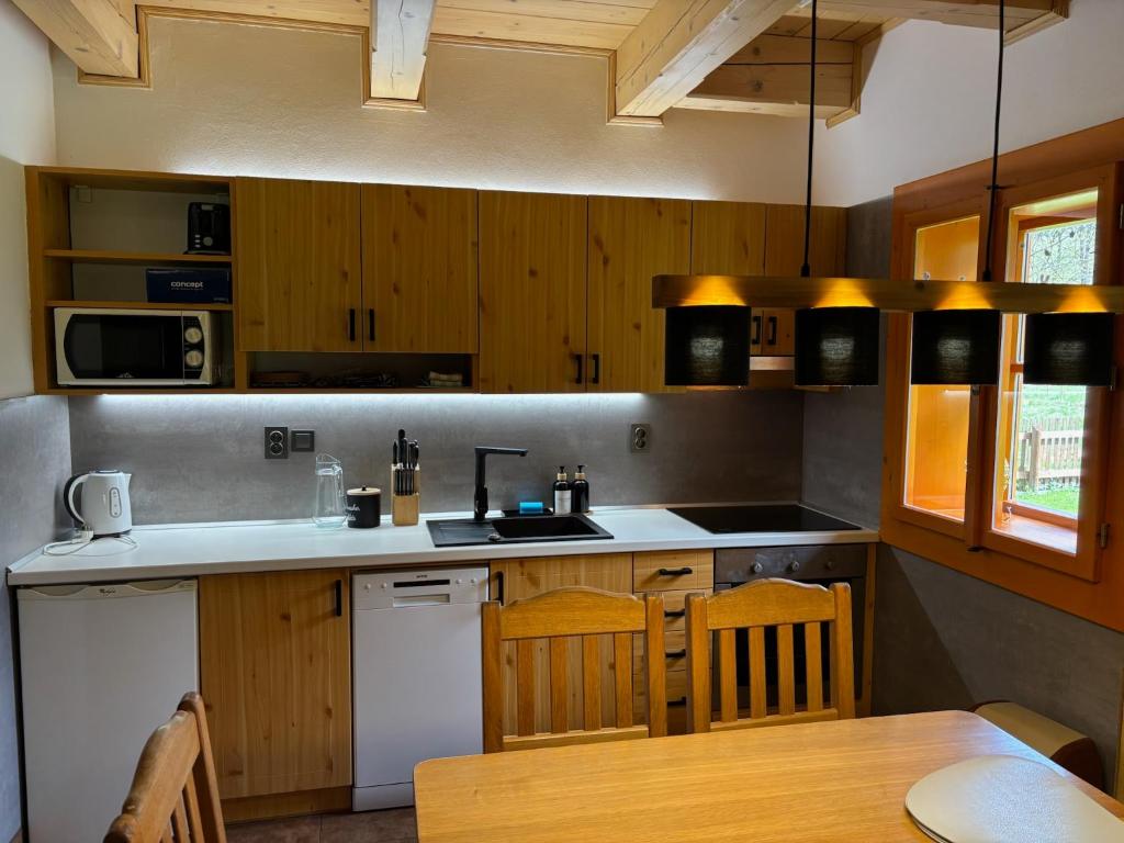 Kuchyňa alebo kuchynka v ubytovaní Apartmány Podťaté