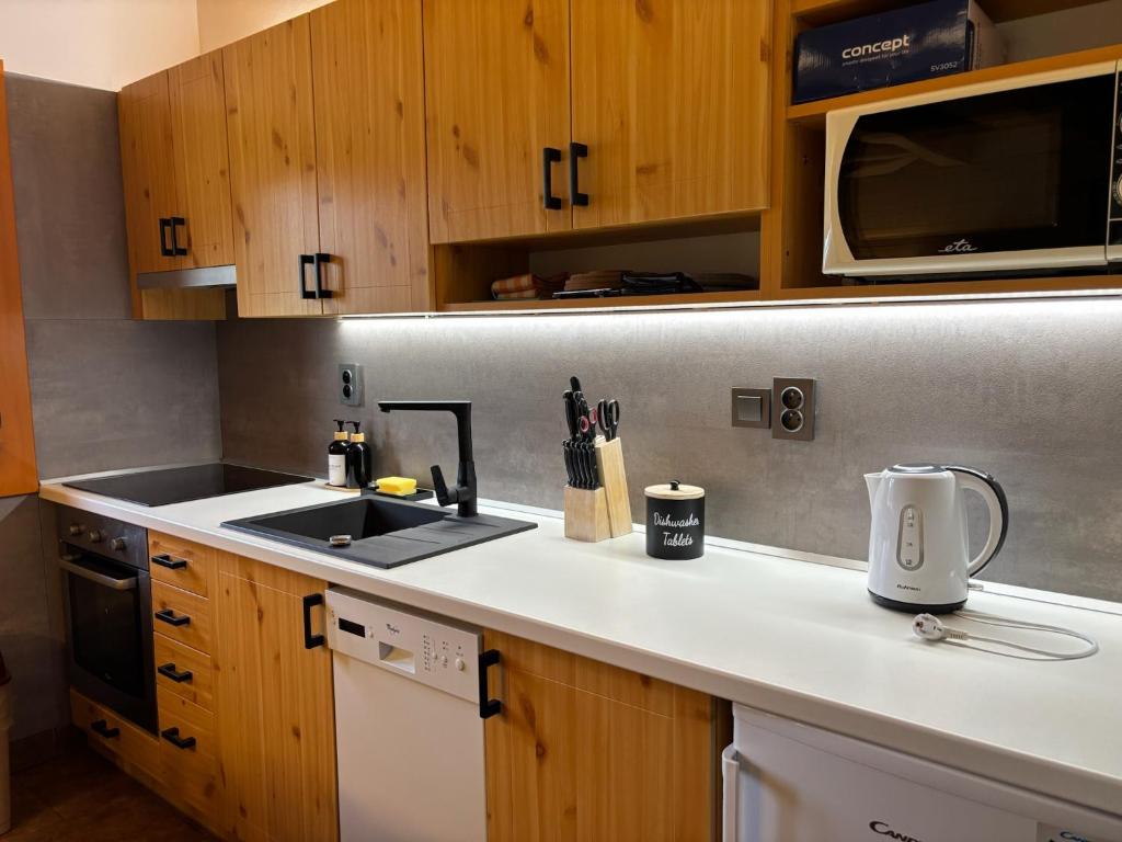 Kuchyňa alebo kuchynka v ubytovaní Apartmány Podťaté