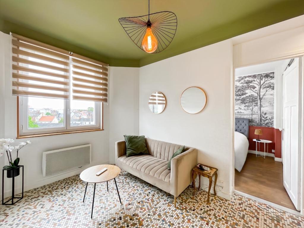 un salon avec un canapé et une table dans l'établissement Le Joly - Centre Ville - Proche Gare - Rennes, à Rennes