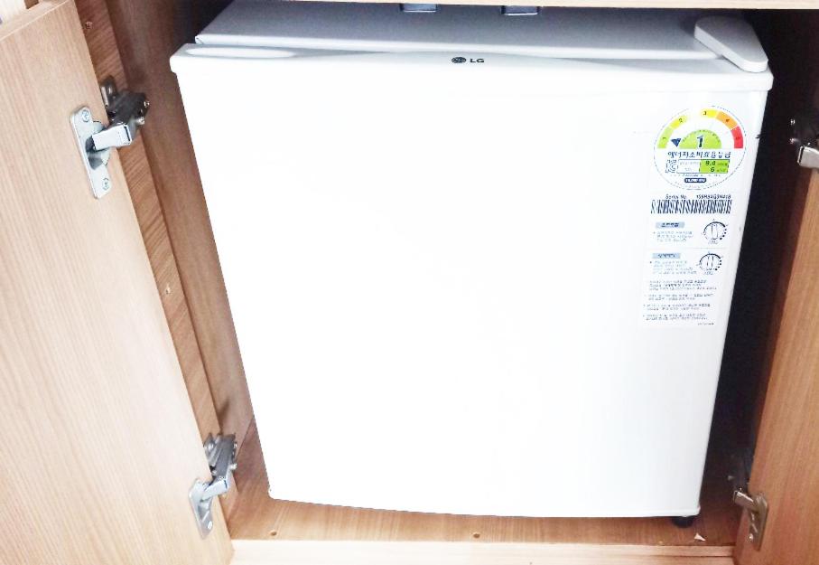 Un calentador de agua en una habitación al lado de una puerta en Nuzzone, en Seúl