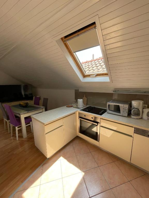 Kuchyň nebo kuchyňský kout v ubytování Apartments & Room Nina