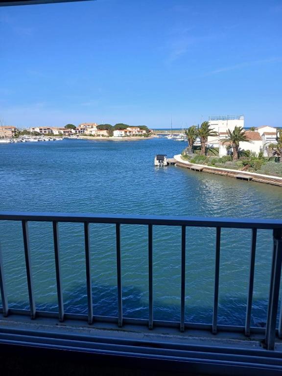 une vue sur une grande étendue d'eau dans l'établissement Appartement 2 chambres dans la marina, à Saint Cyprien Plage