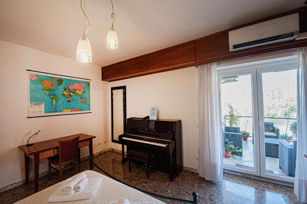 Posteľ alebo postele v izbe v ubytovaní Naveen's House Casa vacanza