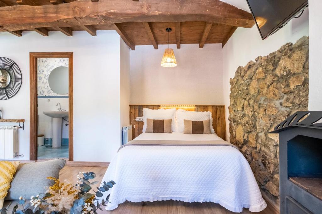 Postel nebo postele na pokoji v ubytování Apartamentos Rurales La Laguna Somiedo