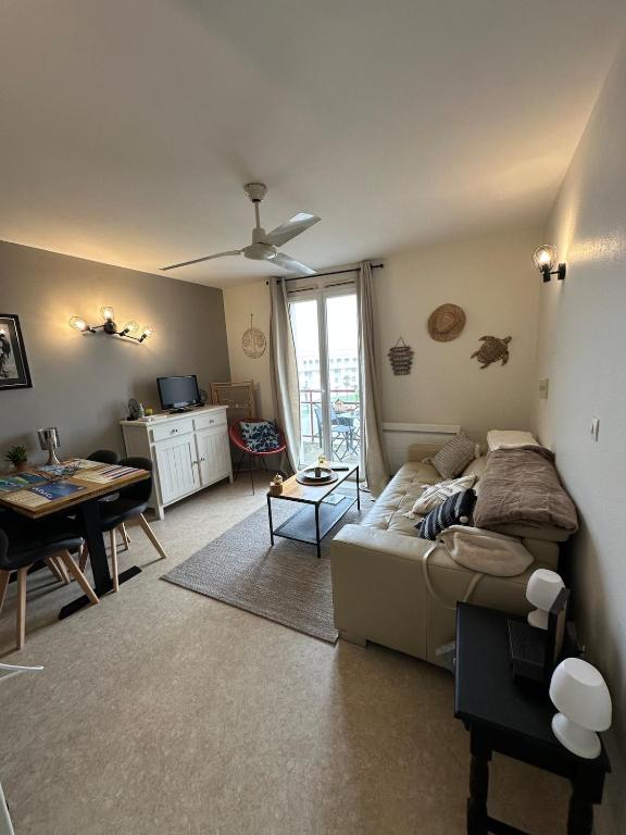 - un salon avec un canapé et une table dans l'établissement Rochefort Appartement, à La Celle-sous-Gouzon