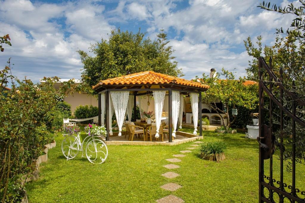 Κήπος έξω από το Villa Mare Stavros