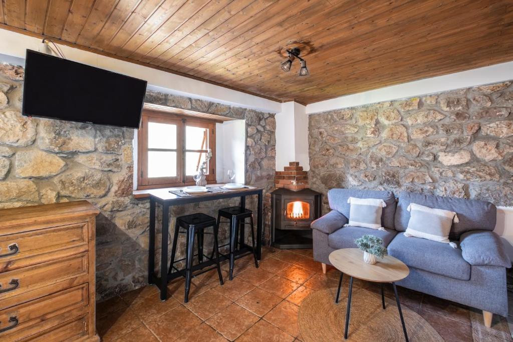 TV a/nebo společenská místnost v ubytování Apartamentos Rurales La Laguna Somiedo