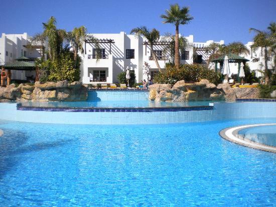 una gran piscina de agua azul en un complejo en Delta Sharm Casa, en Sharm El Sheikh