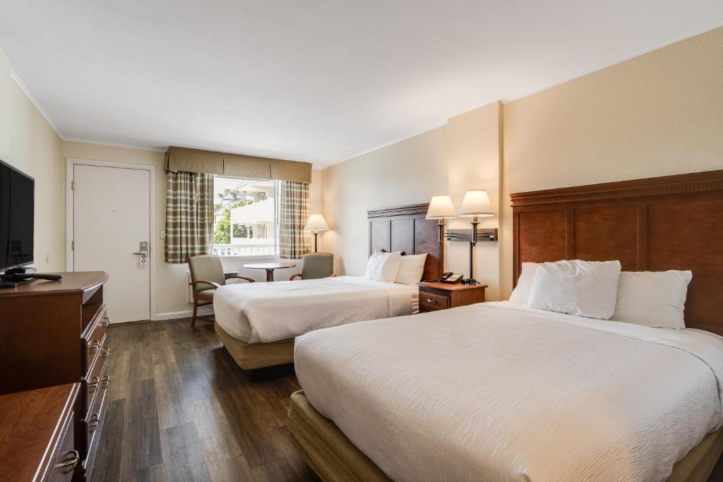 Postel nebo postele na pokoji v ubytování Oceanus Motel - Rehoboth Beach