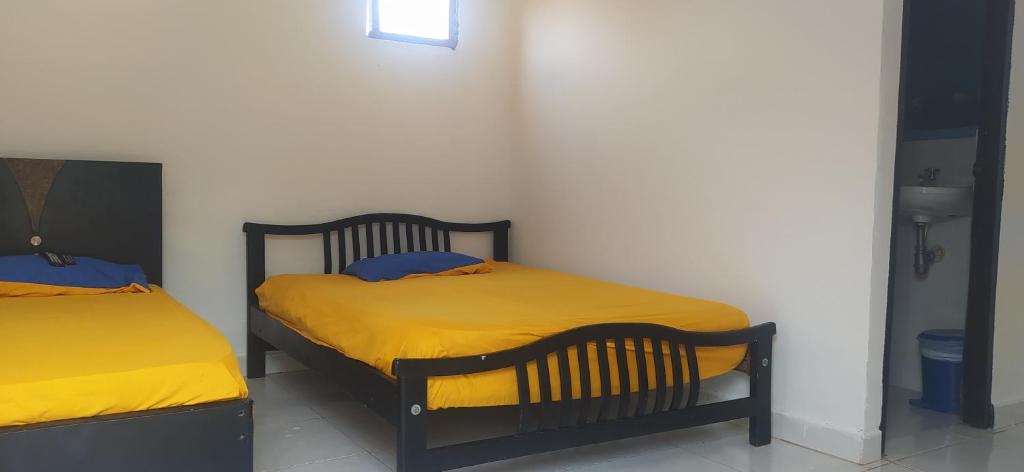 Cama o camas de una habitación en Hostal CQ Camarones