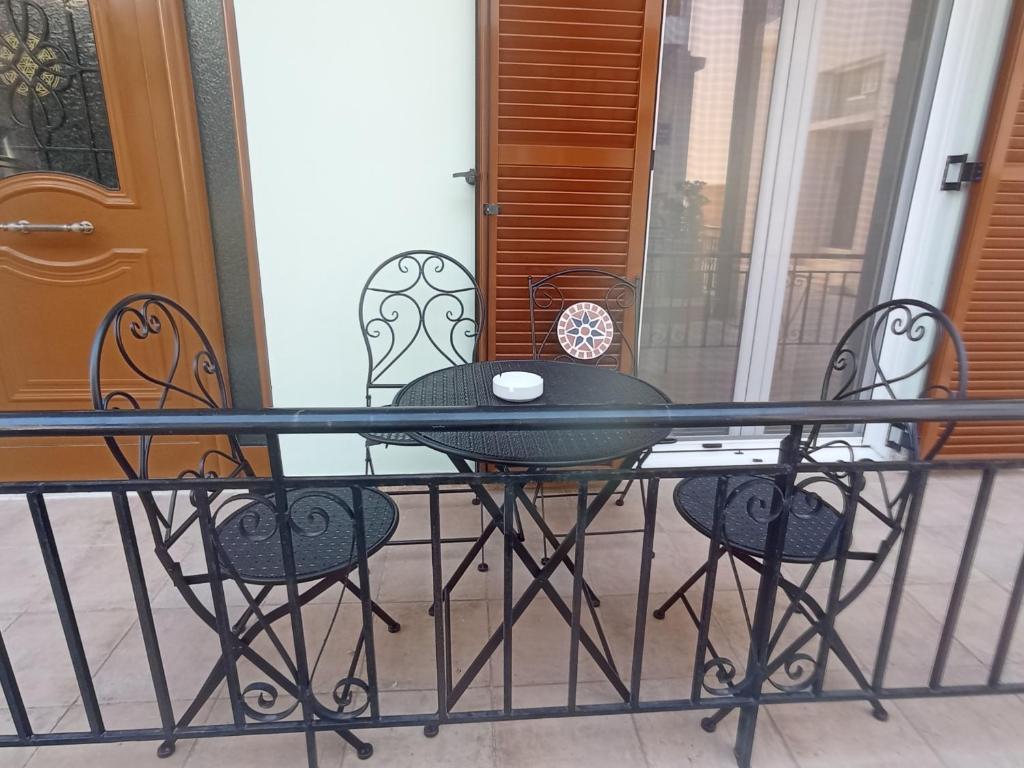 een zwarte tafel en stoelen op een balkon bij Sweet Home Lefkas in Lefkada